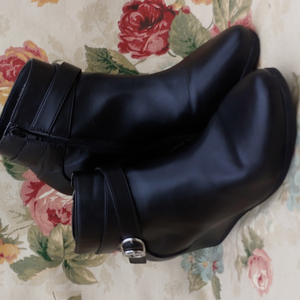 Giani Bernini Cherub Black Buckle Ankle Wedge Booties in Women's size 9